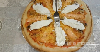Фото приготовления рецепта: Пицца с филадельфией и маринованным лососем - шаг 9