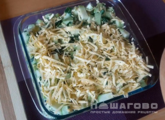 Фото приготовления рецепта: Запеканка из кабачков с сыром и зеленью - шаг 3