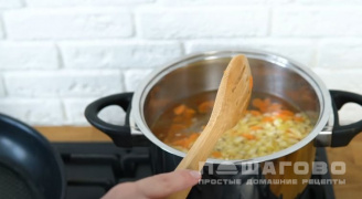 Фото приготовления рецепта: Суп с фрикадельками с рисом - шаг 9