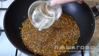 Фото приготовления рецепта: Рассыпчатая гречка, сваренная в сковороде - шаг 4
