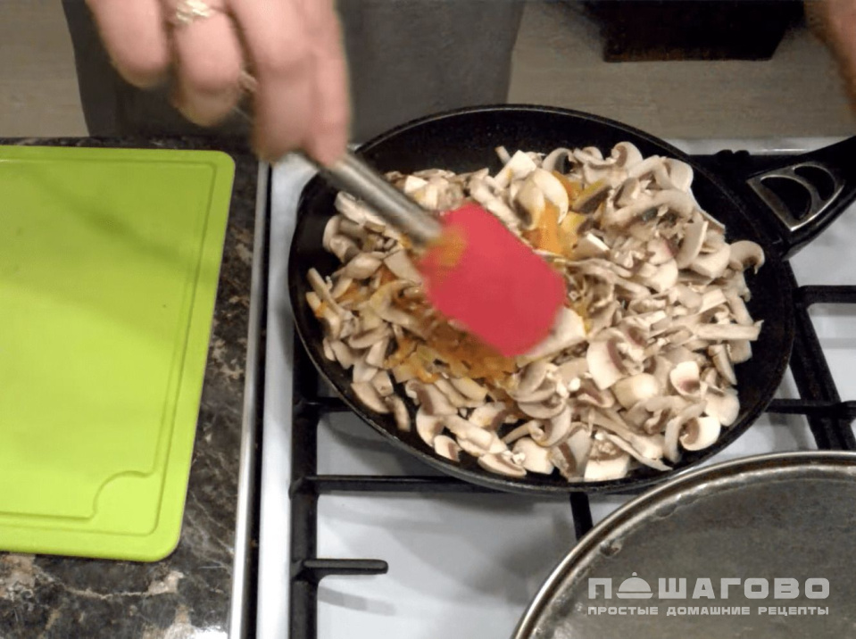 Фото приготовления рецепта: Сырный суп с курицей и грибами - шаг 2