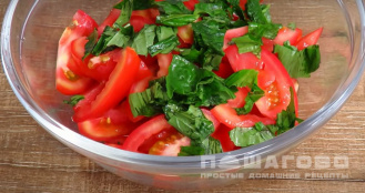 Фото приготовления рецепта: Салат из помидоров с луком - шаг 3