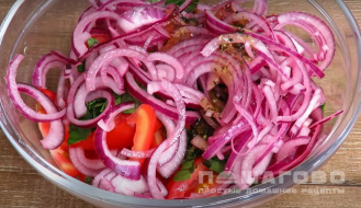 Фото приготовления рецепта: Салат из помидоров с луком - шаг 5