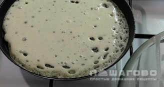 Фото приготовления рецепта: Сладкие русские блины на дрожжах - шаг 8