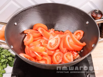 Фото приготовления рецепта: Харчо в казане с помидорами - шаг 3