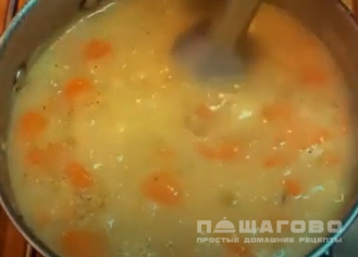 Фото приготовления рецепта: Гороховый крем-суп с чесночными гренками - шаг 4