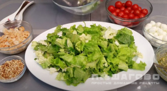 Фото приготовления рецепта: Салат с креветками и помидорами черри - шаг 8