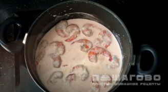 Фото приготовления рецепта: Королевские креветки в сметанном соусе - шаг 2