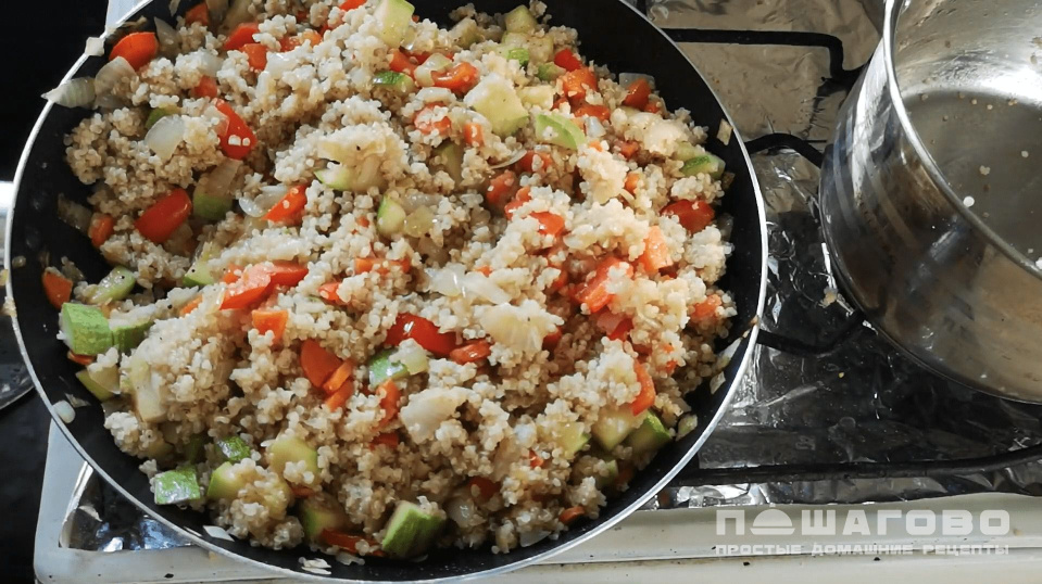 Фото приготовления рецепта: Киноа с овощами - шаг 6