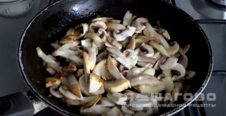 Фото приготовления рецепта: Нежный омлет с грибами, специями и сыром - шаг 1