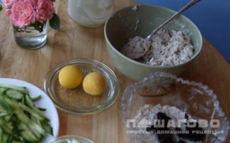 Фото приготовления рецепта: Легкий салат с курицей, огурцом и черносливом - шаг 6