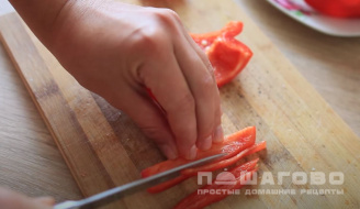 Фото приготовления рецепта: Свинина, запеченая с грибами и помидорами - шаг 3