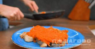 Фото приготовления рецепта: Рыба под маринадом из моркови и лука - шаг 5