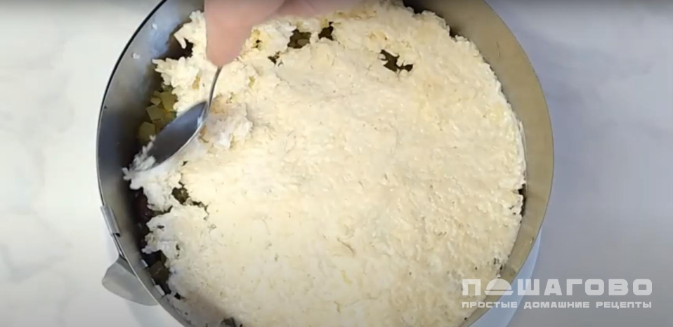 Фото приготовления рецепта: Слоеный салат с копченой курицей, отварным картофелем и грибами - шаг 10