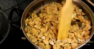 Фото приготовления рецепта: Нежный куриный жюльен с грибами и сыром - шаг 6