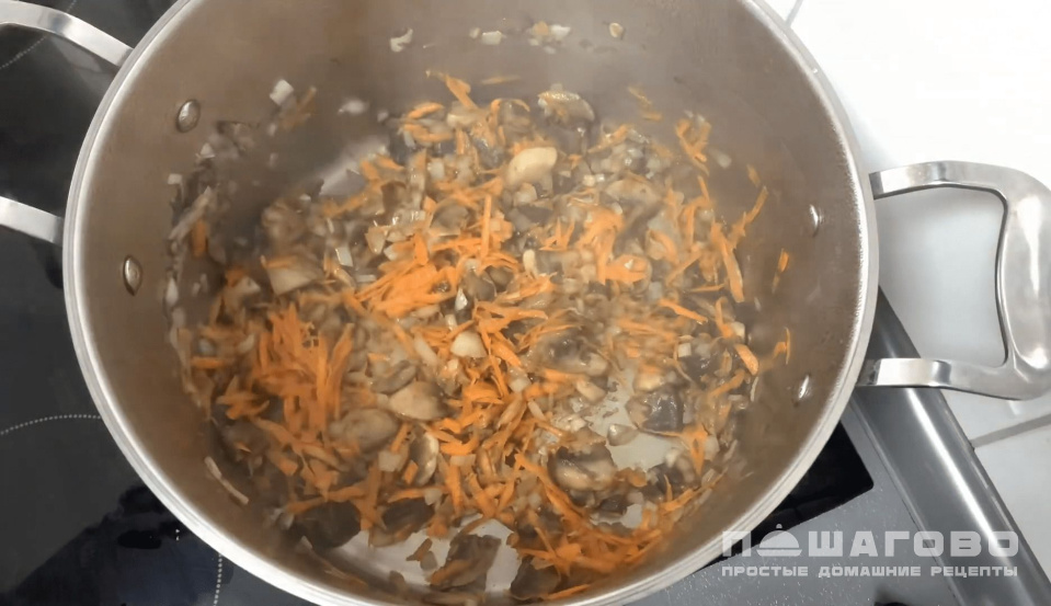 Фото приготовления рецепта: Грибной суп с мясом - шаг 2