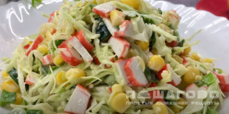 Фото приготовления рецепта: Салат с капустой, крабовыми палочками и кукурузой - шаг 7
