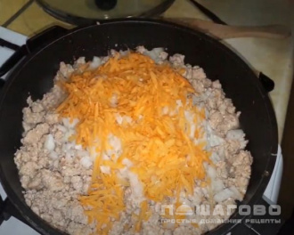 Фото приготовления рецепта: Картофельная запеканка с рыбным фаршем в духовке - шаг 4