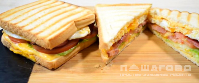 Сэндвич с яичницей беконом и сыром в электрогриле