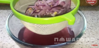 Фото приготовления рецепта: Салат с кальмарами, яблоками и сыром - шаг 6