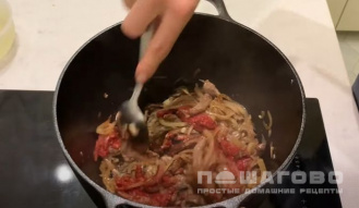 Фото приготовления рецепта: Азу по-татарски из говядины с солеными огурцами - шаг 3