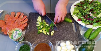 Фото приготовления рецепта: Салат с авокадо и красной рыбой - шаг 3