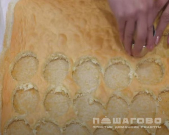 Фото приготовления рецепта: Простые бисквитные пирожные с прослойкой масляного крема - шаг 6