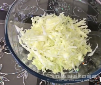 Фото приготовления рецепта: Салат из крабовых палочек и капусты - шаг 1