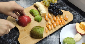 Фото приготовления рецепта: Канапе из фруктов для детей - шаг 2