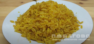 Фото приготовления рецепта: Рассыпчатый рис на гарнир на сковороде - шаг 6