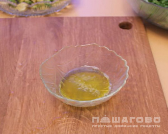 Фото приготовления рецепта: Салат с авокадо, помидорами и креветками - шаг 4