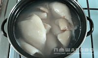 Фото приготовления рецепта: Салат из кальмаров с грибами - шаг 1