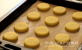 Фото приготовления рецепта: Пирожное Персики с вареной сгущенкой - шаг 2