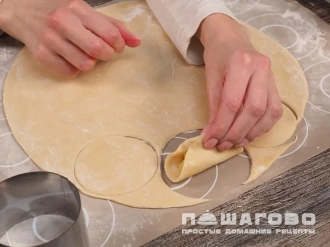 Фото приготовления рецепта: Жареные вареники с картошкой - шаг 4