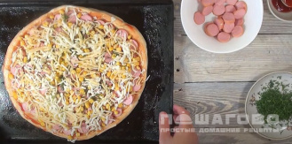 Фото приготовления рецепта: Луковая пицца с кукурузой и моцареллой - шаг 12
