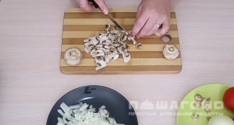 Фото приготовления рецепта: Соус сметанно-грибной - шаг 2