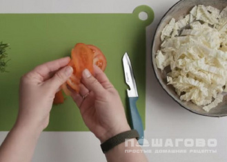 Фото приготовления рецепта: Салат из свежей капусты, помидоров и жареного арахиса - шаг 3
