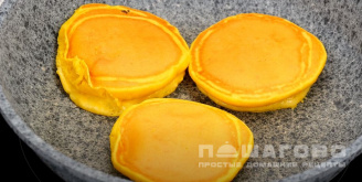 Фото приготовления рецепта: Лимонные панкейки на кефире с шоколадной начинкой - шаг 12