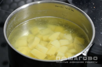 Фото приготовления рецепта: Куриный суп с картофелем - шаг 3