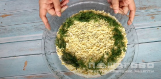 Фото приготовления рецепта: Рыбный слоеный салат - шаг 5