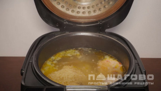 Фото приготовления рецепта: Суп куриный в мультиварке - шаг 5
