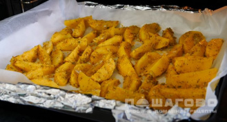 Фото приготовления рецепта: Хрустящие картофельные дольки в специях - шаг 5