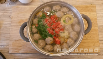 Фото приготовления рецепта: Суп с фрикадельками и овощами - шаг 4