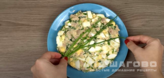 Фото приготовления рецепта: Салат из печени трески и яиц - шаг 6