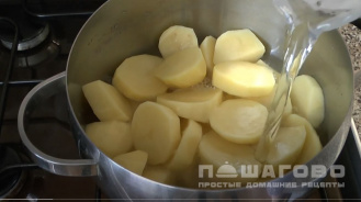 Фото приготовления рецепта: Бифарше (запеканка из картофельного пюре и куриного фарша) - шаг 2