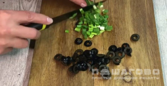 Фото приготовления рецепта: Греческий салат с макаронами и соевым соусом - шаг 4