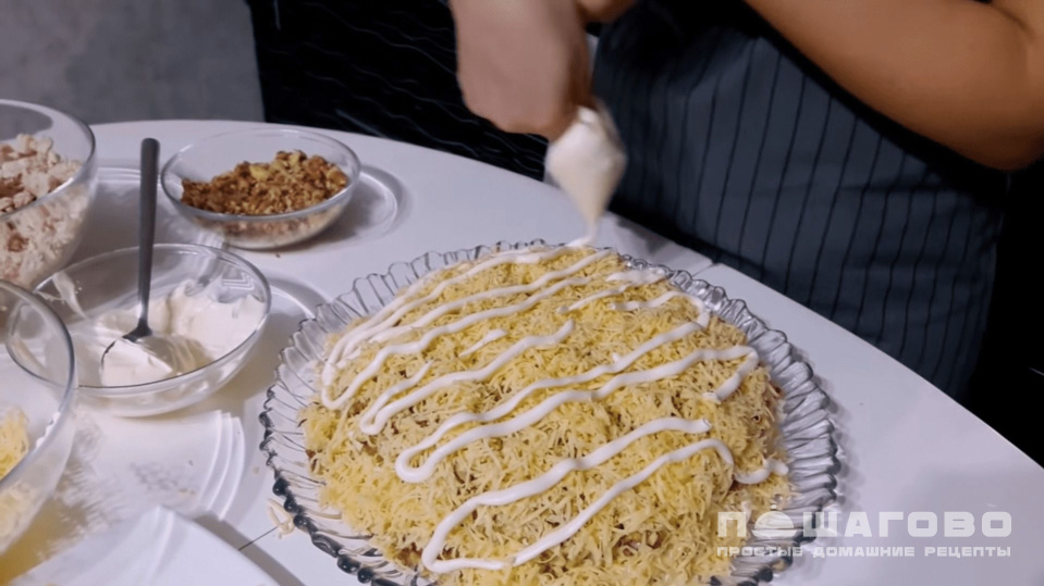 Фото приготовления рецепта: Салат с ананасом, курицей, сыром и грецким орехом - шаг 5