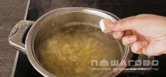 Фото приготовления рецепта: Сырный суп с сосисками - шаг 2