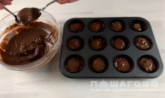 Фото приготовления рецепта: Классические шоколадные маффины с какао - шаг 8
