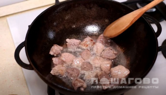 Фото приготовления рецепта: Жаркое из свинины с капустой - шаг 2